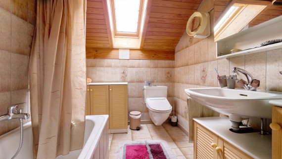 The bathroom before the renovation The bathroom before the renovation