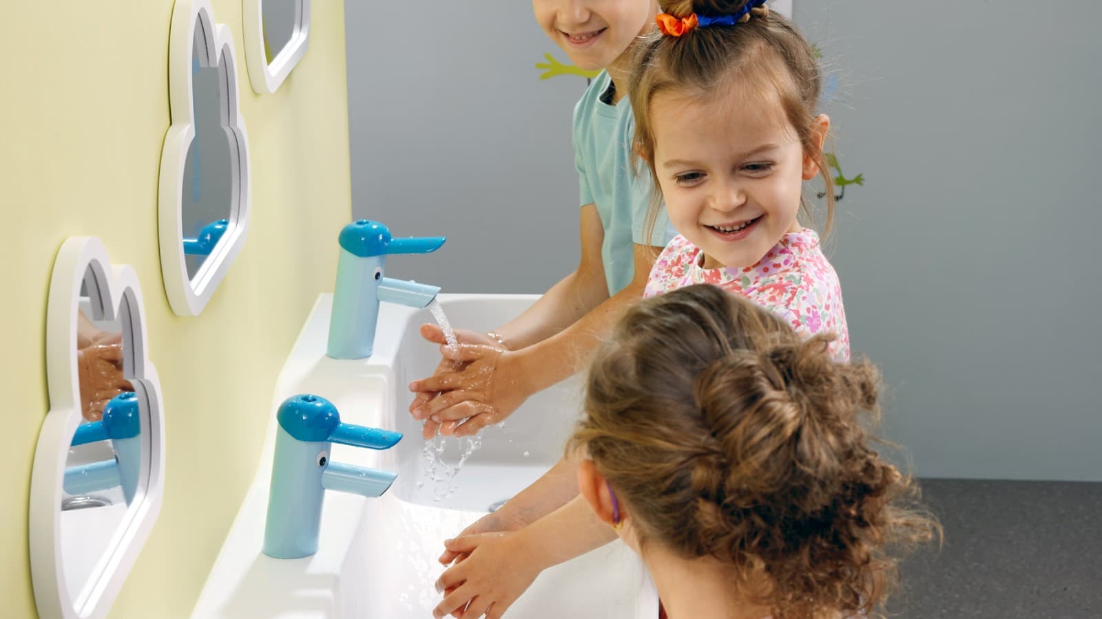 Children play at a Geberit Bambini play and washspace Children play at a Geberit Bambini play and washspace