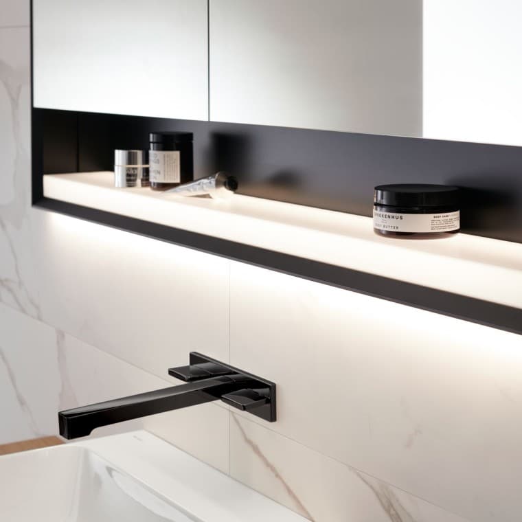 Mirror cabinetwithilluminatednicheand blackmatt frame (© Geberit) Mirror cabinetwithilluminatednicheand blackmatt frame (© Geberit)