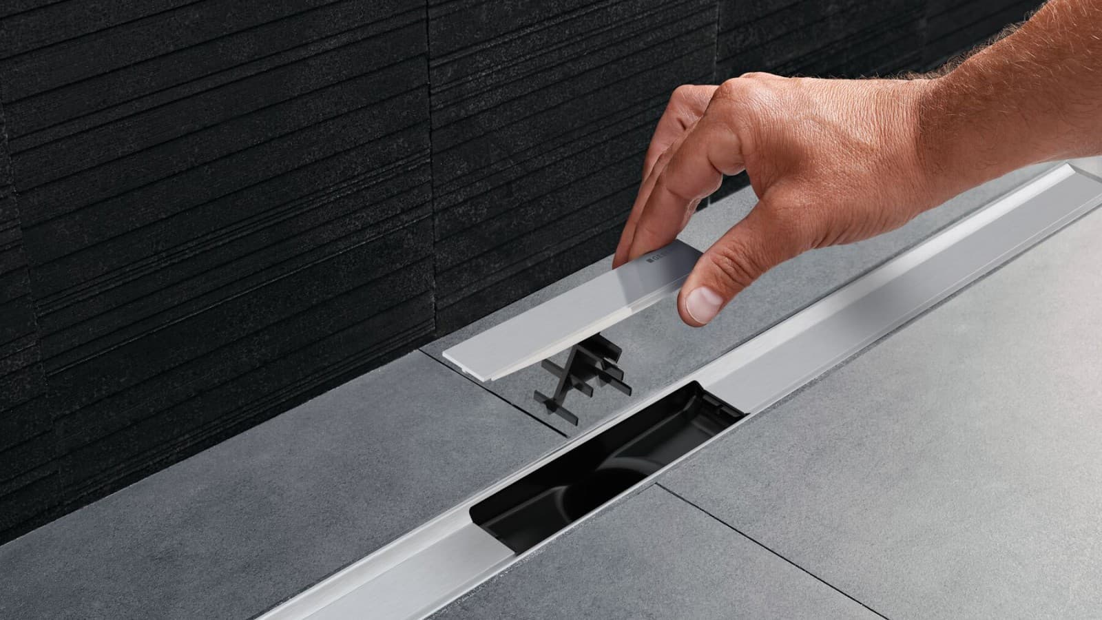 Geberit shower drain from the CleanLine series – comb insert which can be rinsed (@ Geberit) Geberit shower drain from the CleanLine series – comb insert which can be rinsed (@ Geberit)