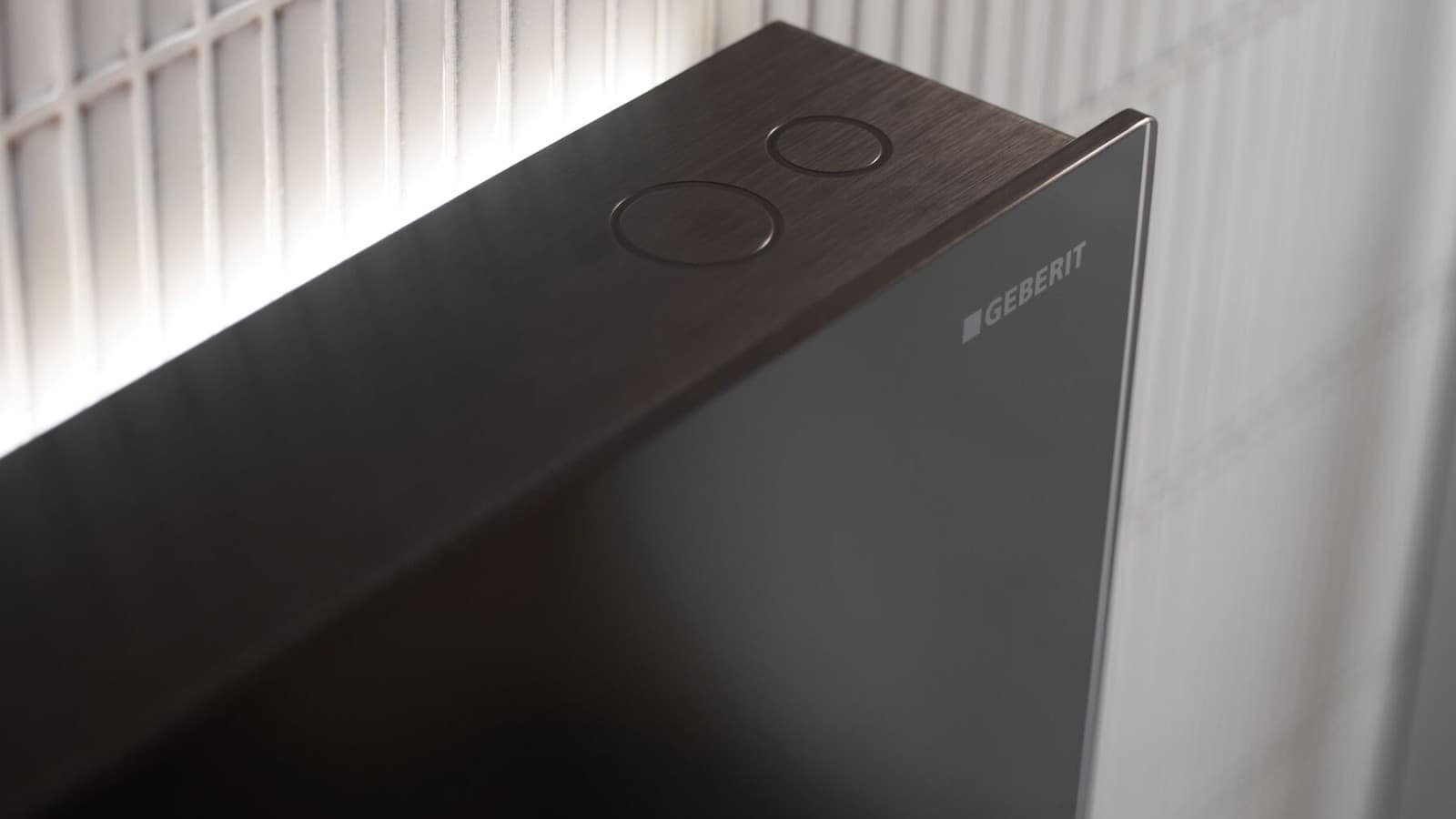 Geberit Monolith Plus sanitary module flush actuation (© Geberit) Geberit Monolith Plus sanitary module flush actuation (© Geberit)