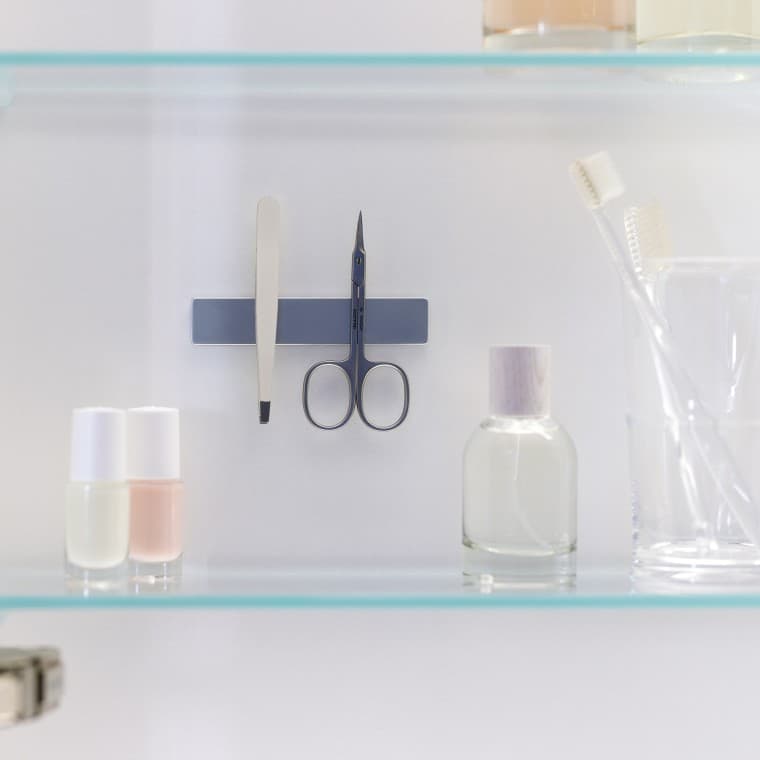 Geberit ONE mirror cabinet with magnetic strips inside (© Geberit) Geberit ONE mirror cabinet with magnetic strips inside (© Geberit)