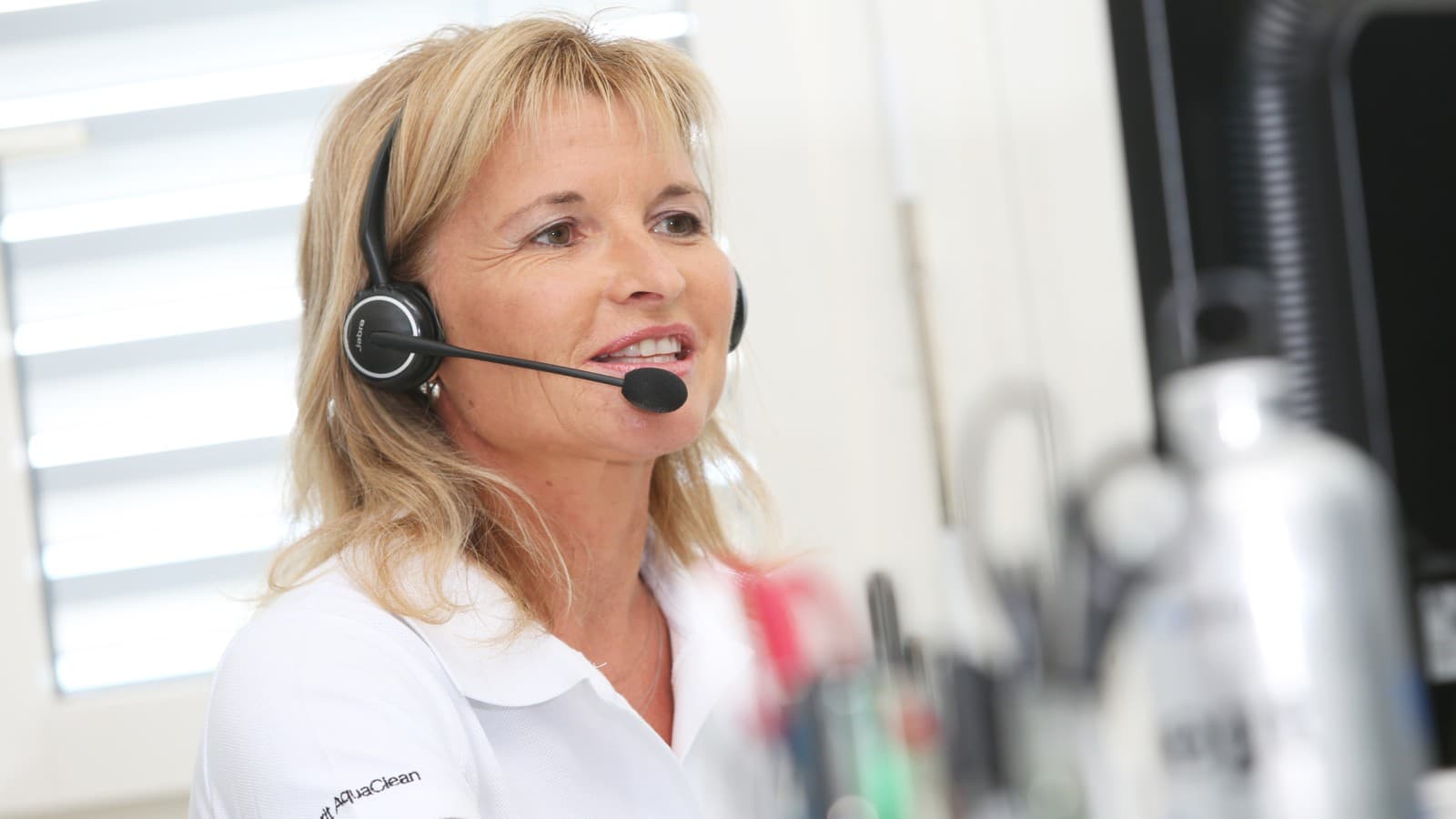 Member of the Geberit AquaClean customer service team on the phone Member of the Geberit AquaClean customer service team on the phone