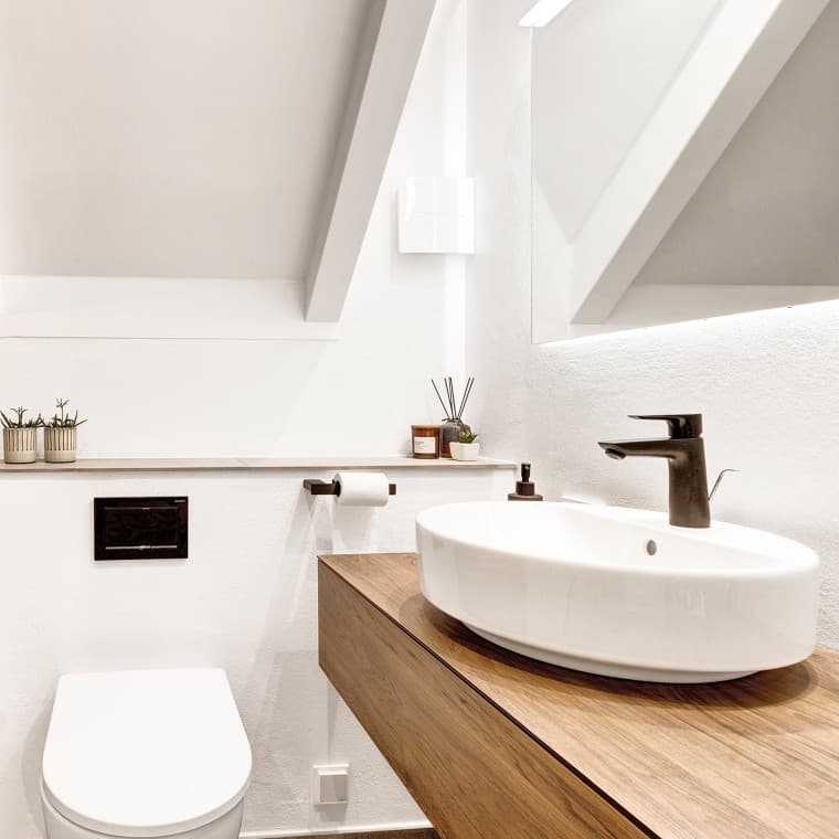 Renovated bathroom with roof pitch, black actuator plate and black tap (© @triner2 and @strandparken3) Renovated bathroom with roof pitch, black actuator plate and black tap (© @triner2 and @strandparken3)
