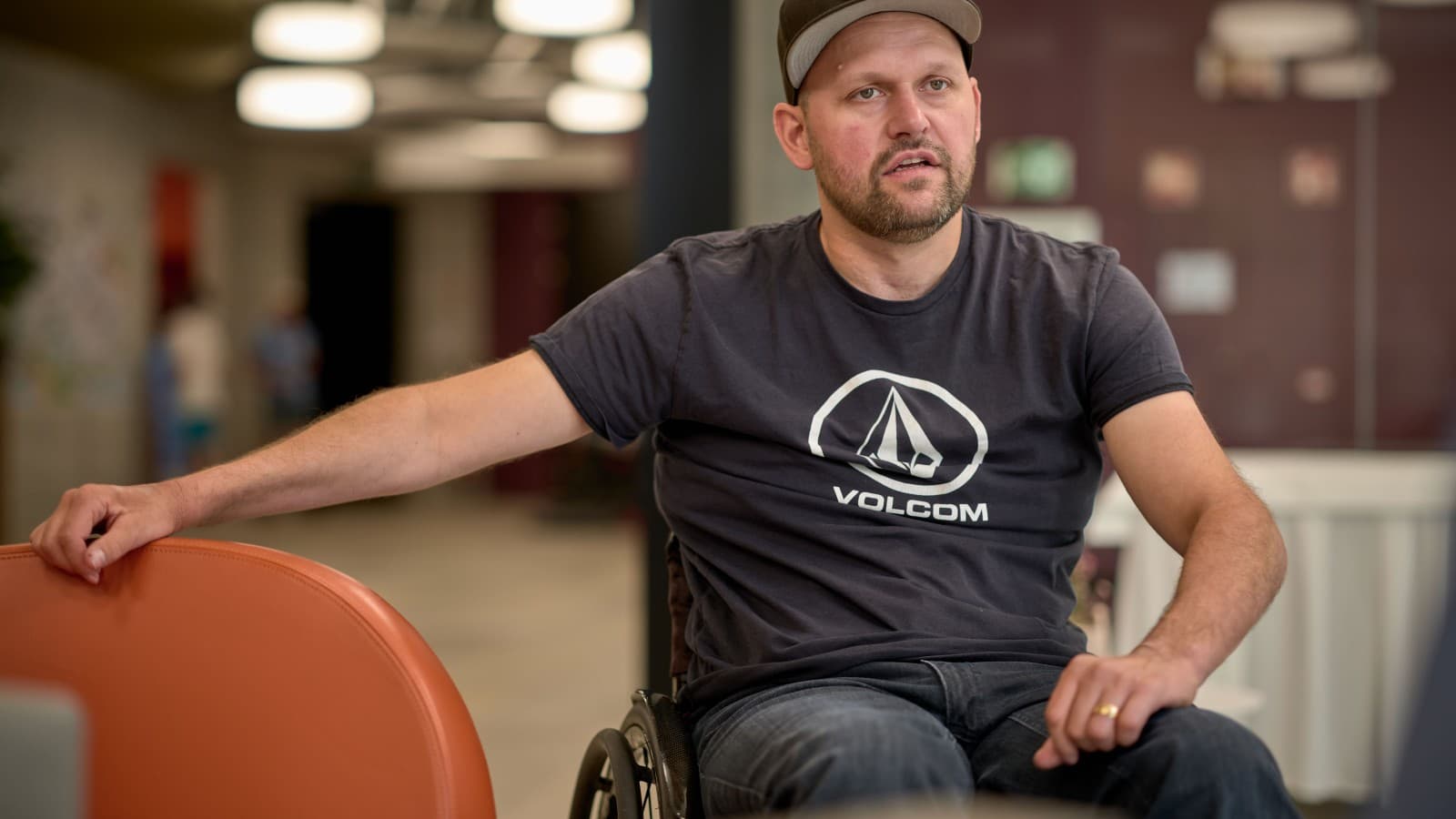 In conversation with Peter Roos at the Swiss Paraplegic Centre in Nottwil (© Ben Huggler) In conversation with Peter Roos at the Swiss Paraplegic Centre in Nottwil (© Ben Huggler)