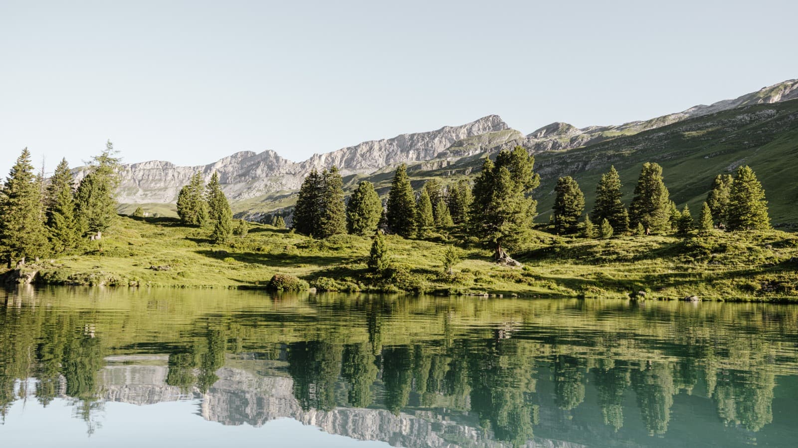 Imposing waterfall in a green landscape (© Geberit) Imposing waterfall in a green landscape (© Geberit)