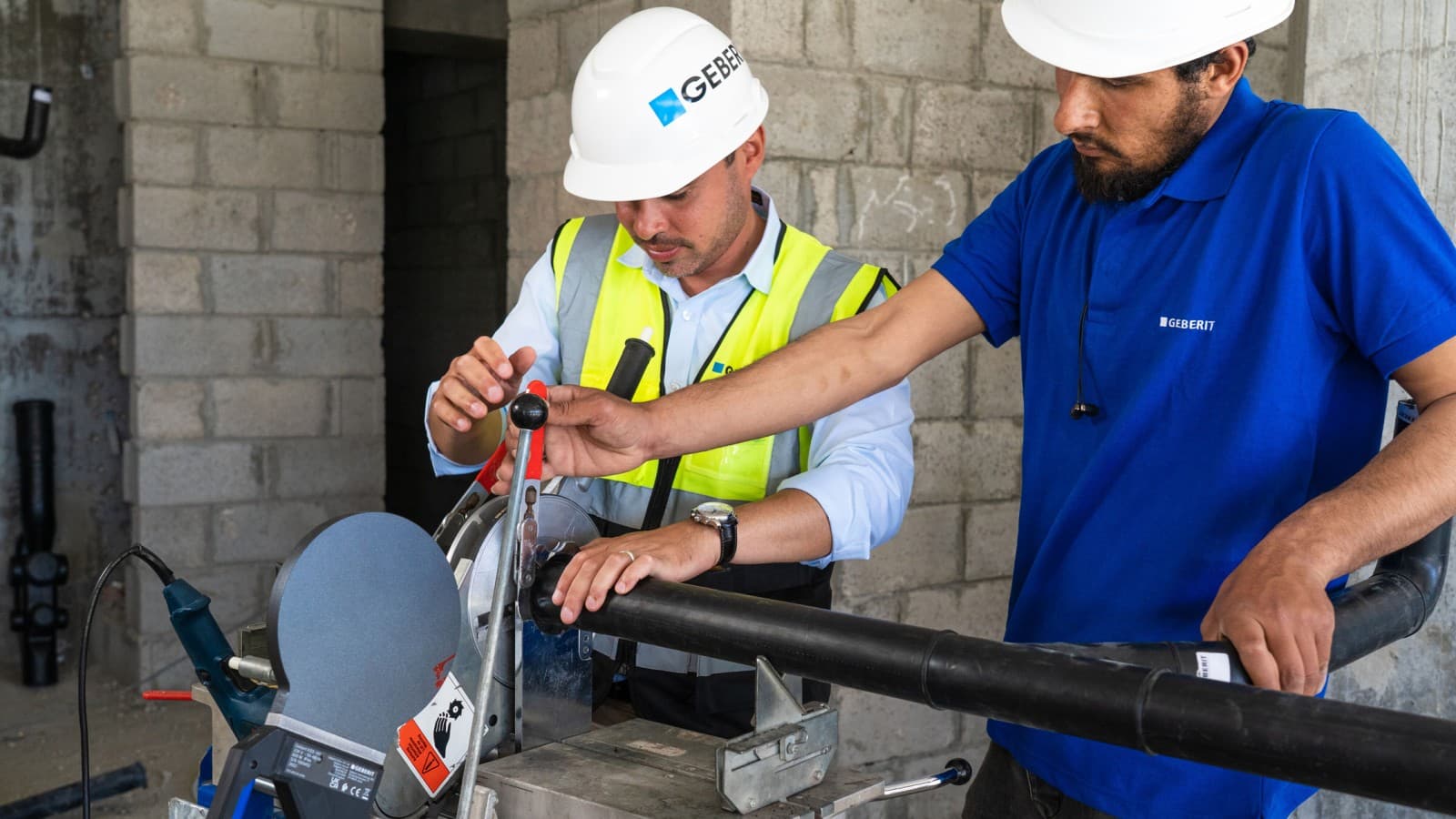 Conseil et assistance sur site : l’équipe Geberit a accompagné le projet pendant toute sa durée. Les installateurs sanitaires ont reçu une formation complète sur la mise en œuvre du produit Conseil et assistance sur site : l’équipe Geberit a accompagné le projet pendant toute sa durée. Les installateurs sanitaires ont reçu une formation complète sur la mise en œuvre du produit