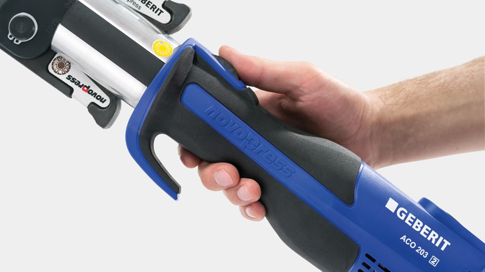 Ergonomic operation of the pressing tool with non-slip, compact handle Ergonomic operation of the pressing tool with non-slip, compact handle